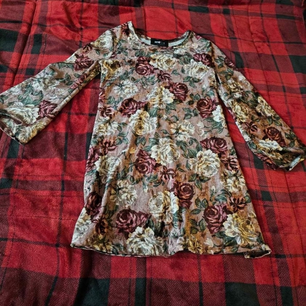 #812- girls velvet dress small 7/8